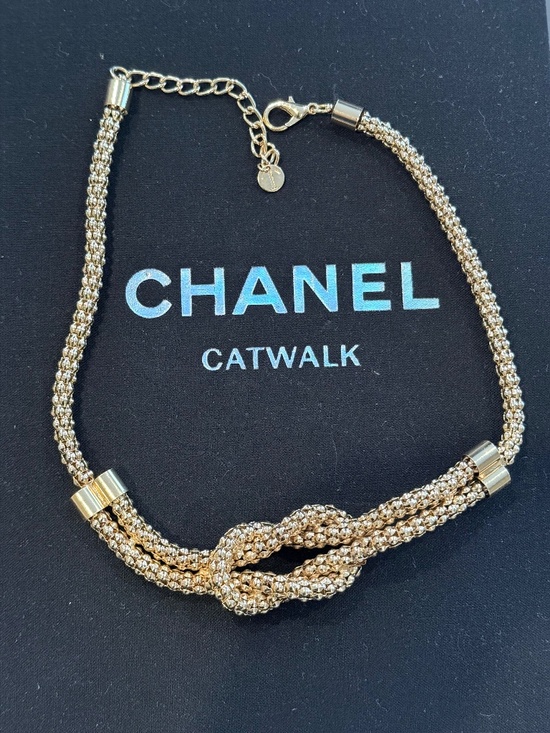 Jewelry - Gold knot necklace